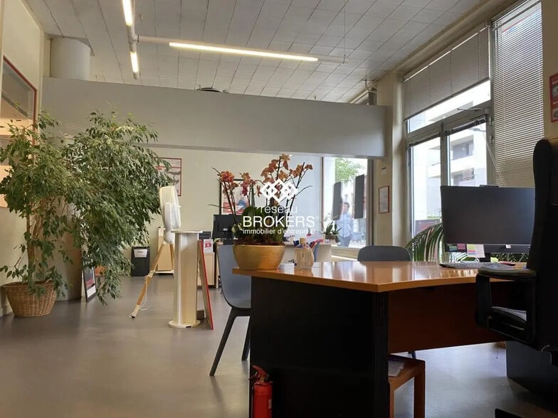 Retail in Grenoble for sale - Interior Photo - Image 2 of 7