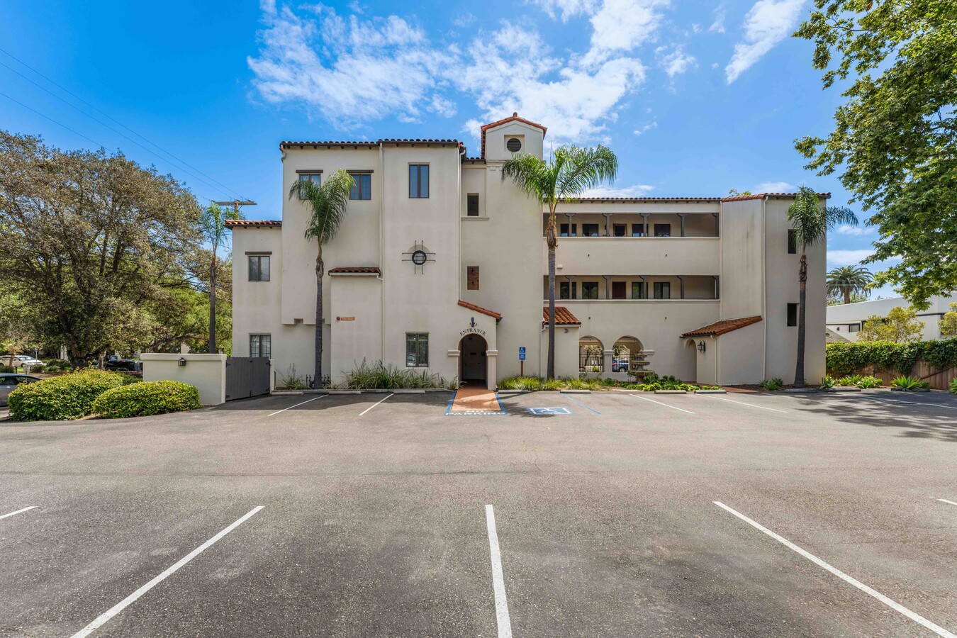 504 W Pueblo St, Santa Barbara, CA 93105 - Unit 203 - - Interior Photo - Image 2 of 25