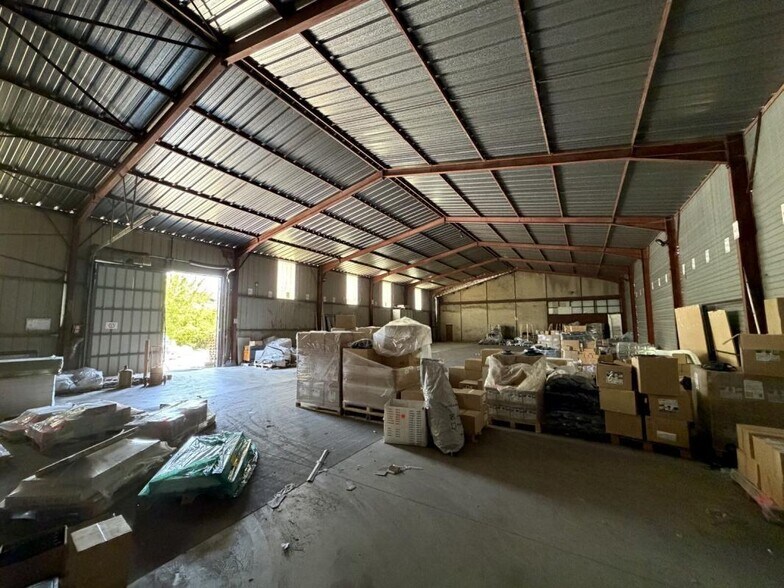 Flex in Saint-Priest for lease - Interior Photo - Image 3 of 10