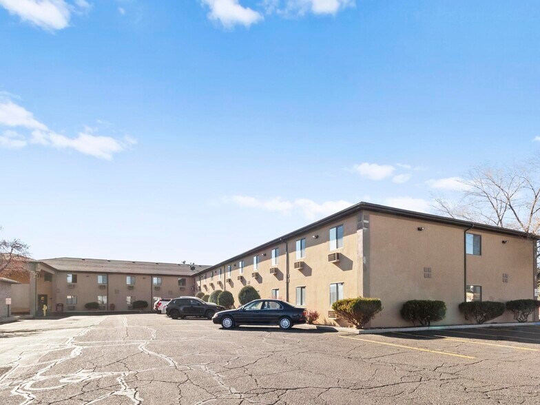 Super 8 & Travelodge Elko Portfolio portefeuille de 2 propriétés à vendre sur LoopNet.ca - Photo du bâtiment - Image 2 de 48