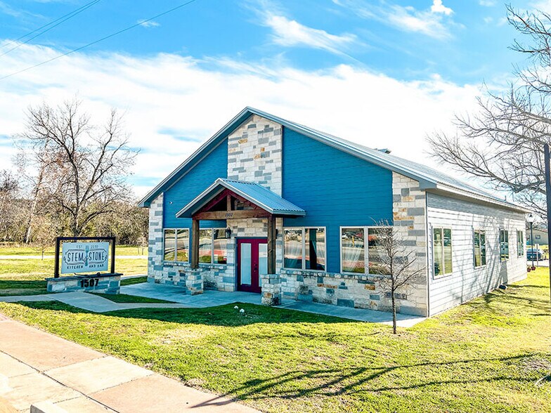 1507 Chestnut St, Bastrop, TX à louer - Photo du bâtiment - Image 2 de 14