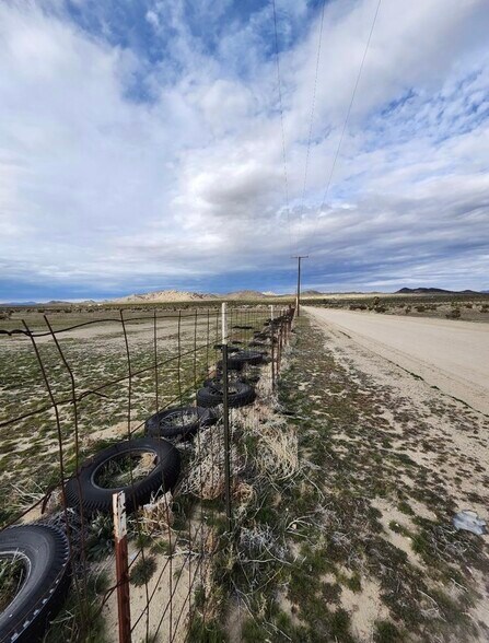 10252 Santa Fe Fire rd, Lucerne Valley, CA à vendre - Photo du bâtiment - Image 2 de 9