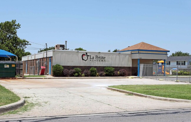 More details for 8401 S Pennsylvania Ave, Oklahoma City, OK - Retail for Sale