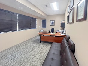 26136 Pacific Hwy S, Kent, WA à louer Photo intérieure- Image 1 de 8