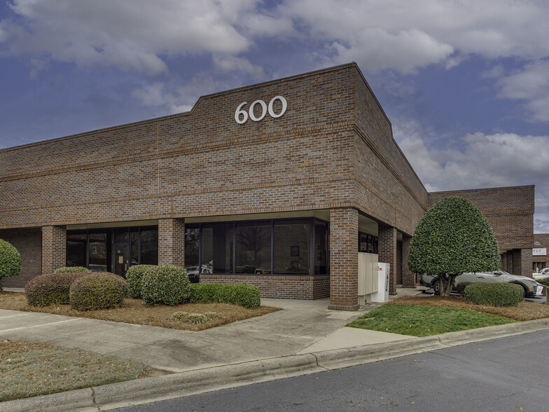 600 Towne Centre Blvd, Pineville, NC for lease - Building Photo - Image 1 of 8