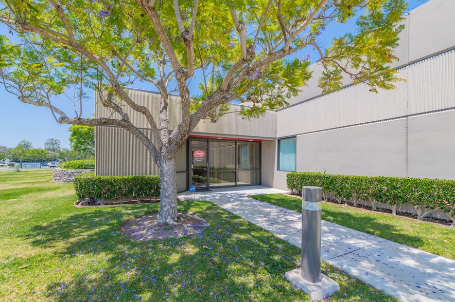 380-384 Clinton St, Costa Mesa, CA for lease - Building Photo - Image 3 of 20