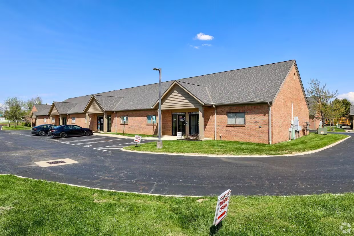 8881-8905 Commerce Loop Dr, Columbus, OH for lease Building Photo- Image 1 of 2