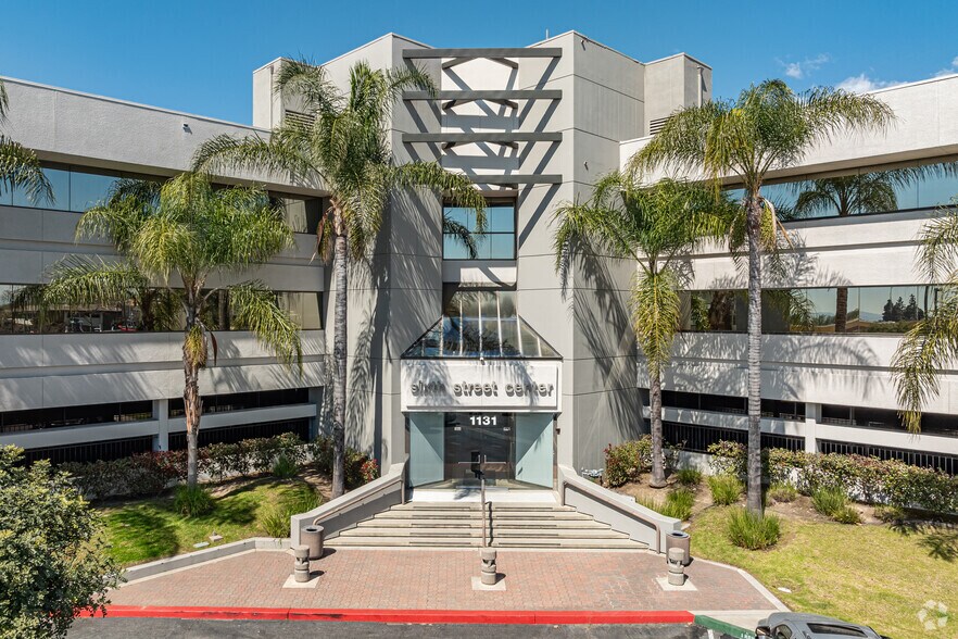 1131 W 6th St, Ontario, CA à louer - Photo du bâtiment - Image 2 de 7