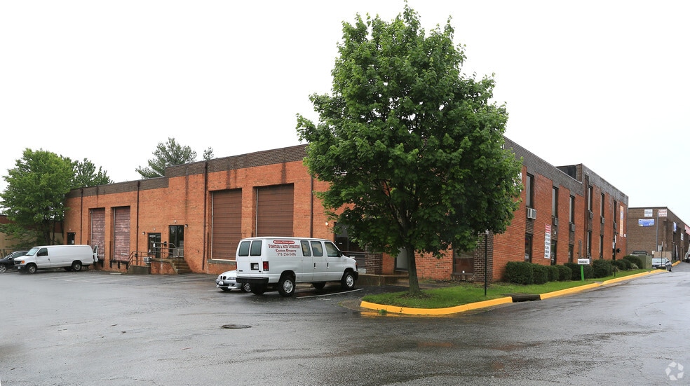 7631 Fullerton Rd, Springfield, VA for lease - Primary Photo - Image 1 of 42