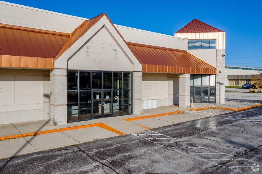 1925 S Moorland Rd, New Berlin, WI for sale - Building Photo - Image 2 of 5