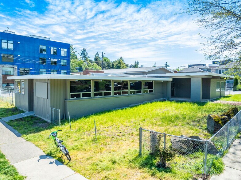 4800 40th Ave SW, Seattle, WA à louer - Photo du bâtiment - Image 2 de 6