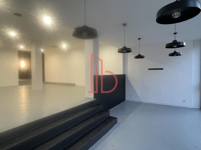 Office in Bordeaux for lease - Interior Photo - Image 2 of 8