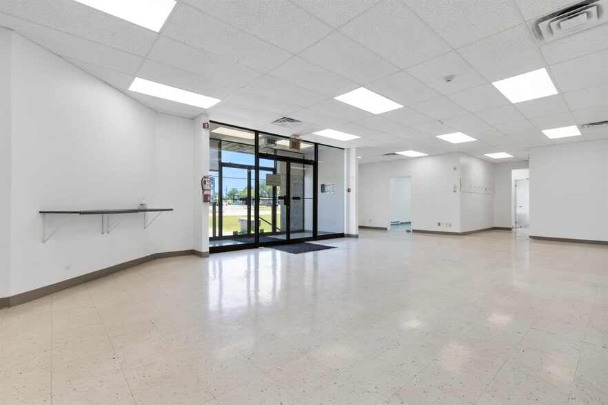 1000 Rue Nationale, Terrebonne, QC for lease - Lobby - Image 3 of 6