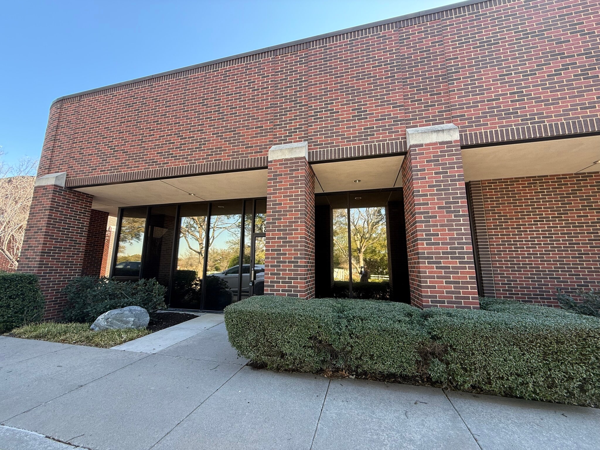 2532-2542 Highlander Way, Carrollton, TX for lease Building Photo- Image 1 of 7