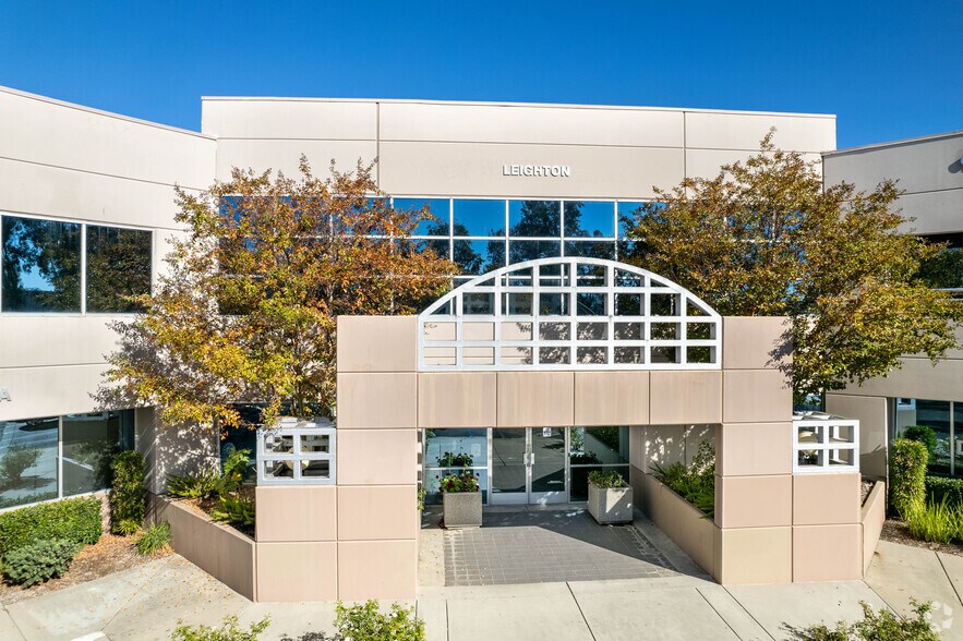 41715 Enterprise Cir N, Temecula, CA à louer - Photo du bâtiment - Image 2 de 17