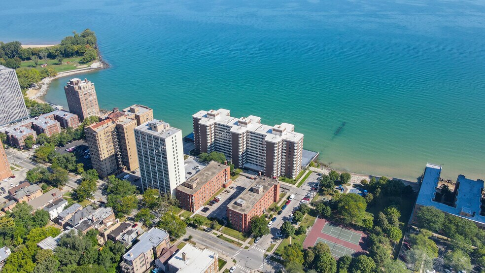 31 Unit Portfolio on 7337 S South Drive portefeuille de 31 propriétés à vendre sur LoopNet.ca - Photo du bâtiment - Image 2 de 11