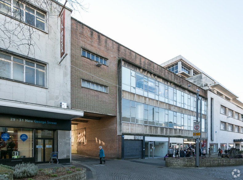 House of Fraser portfolio of 2 properties for sale on LoopNet.ca - Primary Photo - Image 2 of 2