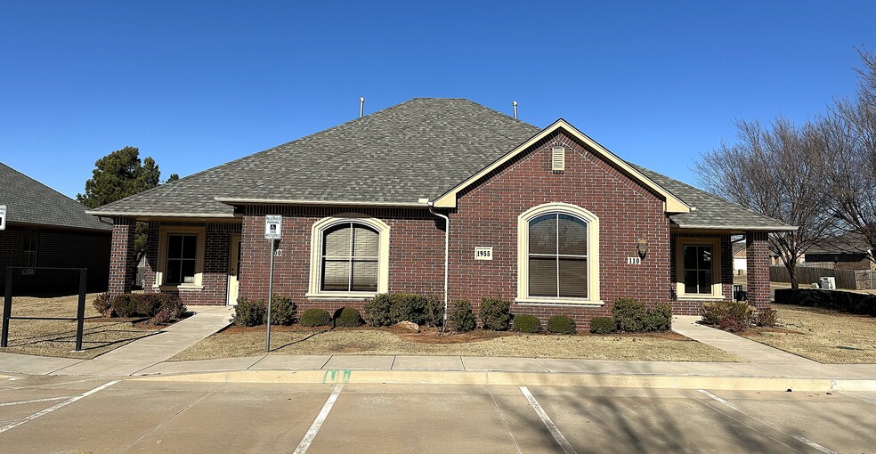 1955 W 33rd St, Edmond, OK à louer - Photo du bâtiment - Image 2 de 6