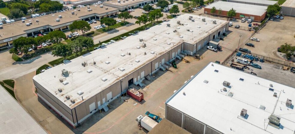 2433 Lacy Ln, Carrollton, TX à louer - Photo du bâtiment - Image 2 de 3