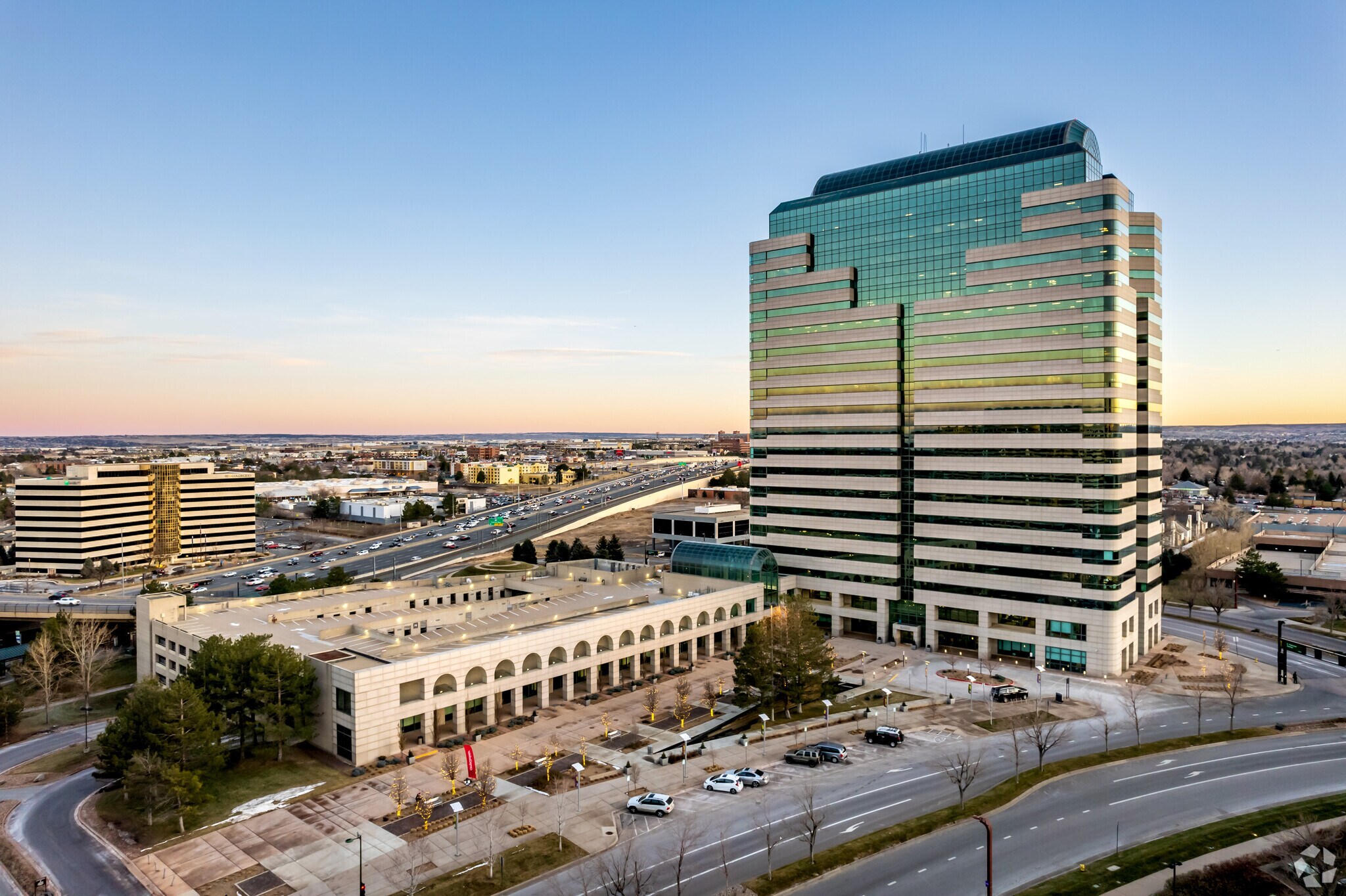 6400 S Fiddlers Green Cir, Greenwood Village, CO à louer Photo du bâtiment- Image 1 de 38