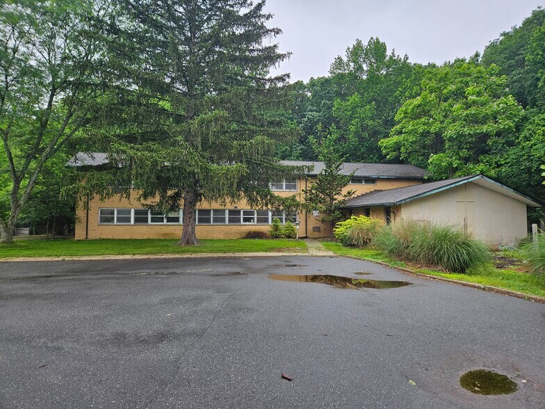 24 Rossa Ave, Lawrence Township Mercer, NJ à vendre - Photo du bâtiment - Image 2 de 10