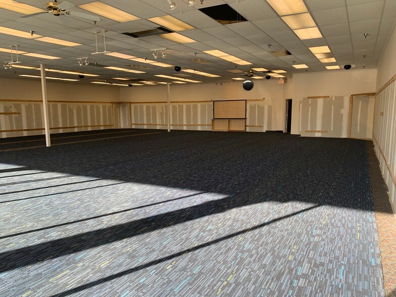 250 Highlands Square Dr, Hendersonville, NC for lease - Interior Photo - Image 2 of 9