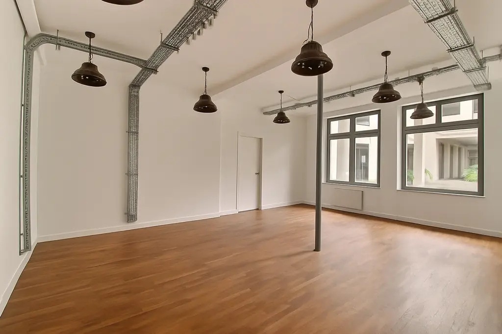 Office in Paris for lease Interior Photo- Image 1 of 3