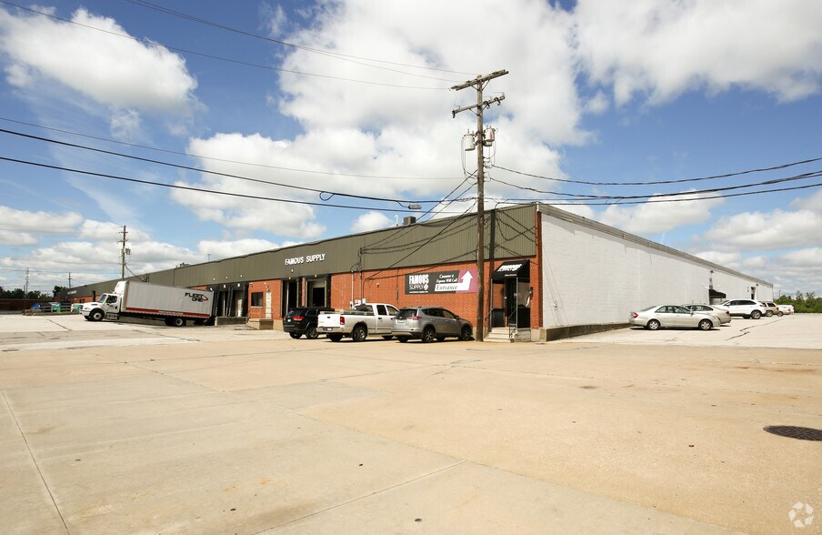 26201 Richmond Rd, Bedford Heights, OH à louer - Photo du bâtiment - Image 3 de 5