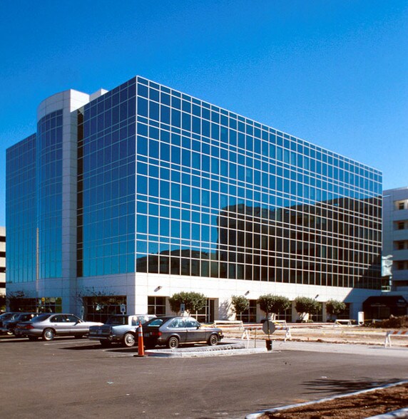 1631 N Loop Fwy W, Houston, TX à louer - Photo du bâtiment - Image 2 de 4