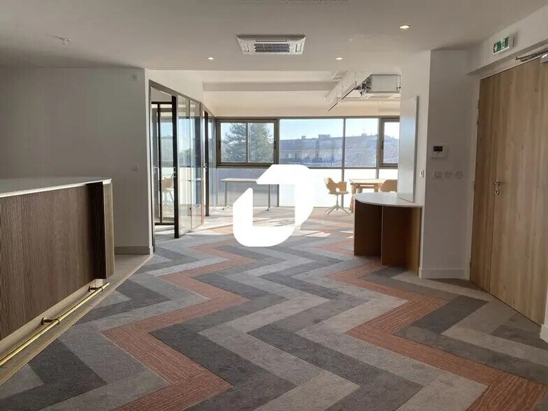 Office in Talence for lease - Interior Photo - Image 3 of 15