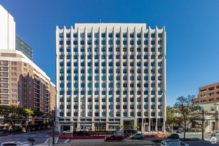 7315 Wisconsin Ave, Bethesda, MD à louer - Photo du bâtiment - Image 2 de 6