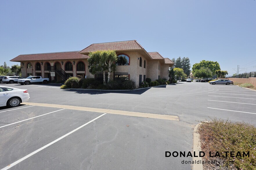 425 W Bonita Ave, San Dimas, CA à vendre - Photo du bâtiment - Image 2 de 31