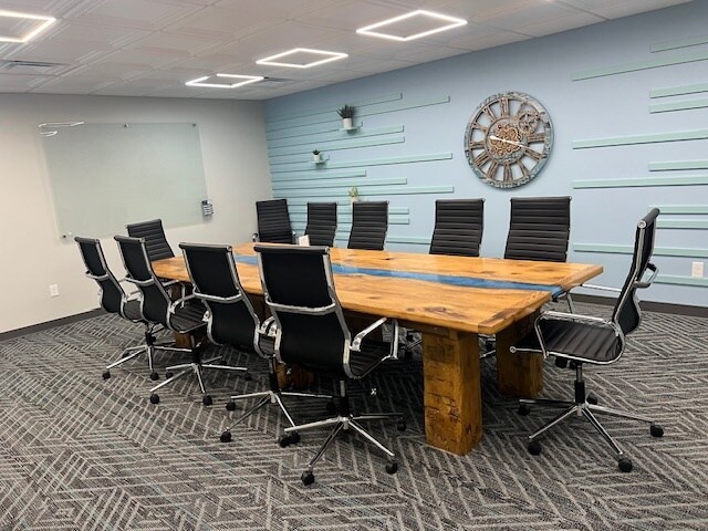 688 Cascade West Pky SE, Grand Rapids, MI à louer - Photo du bâtiment - Image 2 de 9