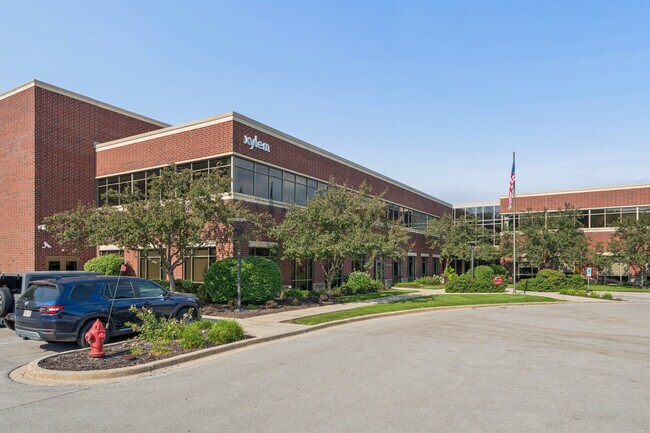 Plus de détails pour N19W23993 Ridgeview Pky, Waukesha, WI - Bureau aux enchères