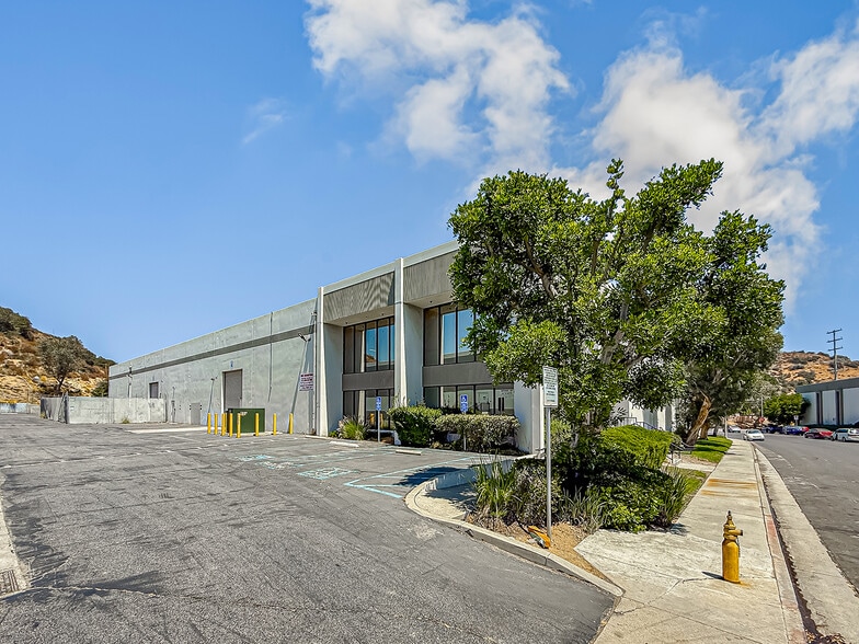 9420 Chivers Ave, Sun Valley, CA for lease - Building Photo - Image 2 of 18