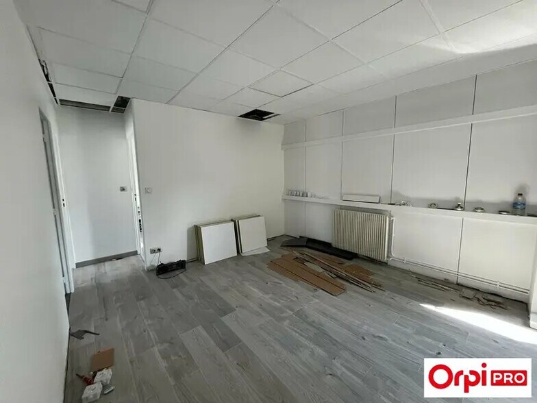 Office in Corbas for lease - Building Photo - Image 2 of 9