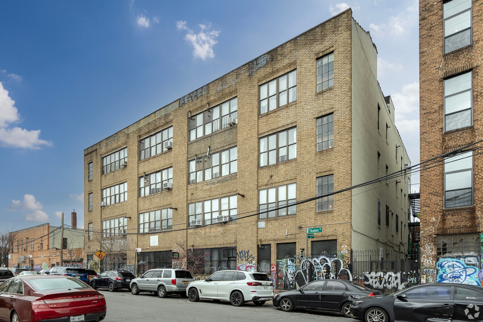47 Thames St, Brooklyn, NY à vendre Photo du bâtiment- Image 1 de 9