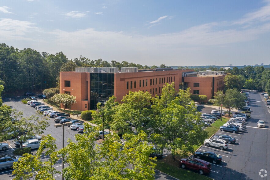 5555 Peachtree Dunwoody Rd NE, Atlanta, GA à louer - Photo du bâtiment - Image 3 de 4