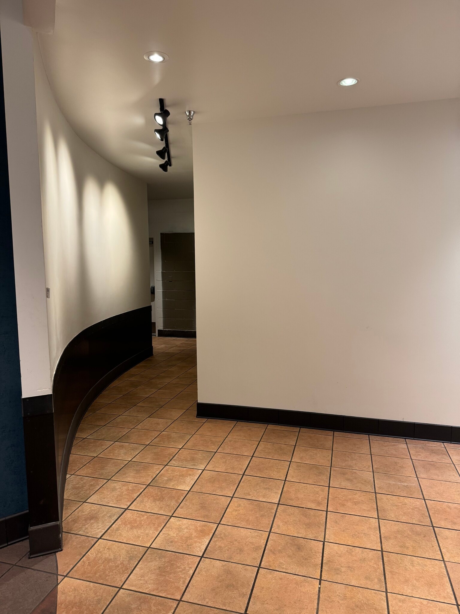 2305-2575 NW Kings Blvd, Corvallis, OR for lease Interior Photo- Image 1 of 4