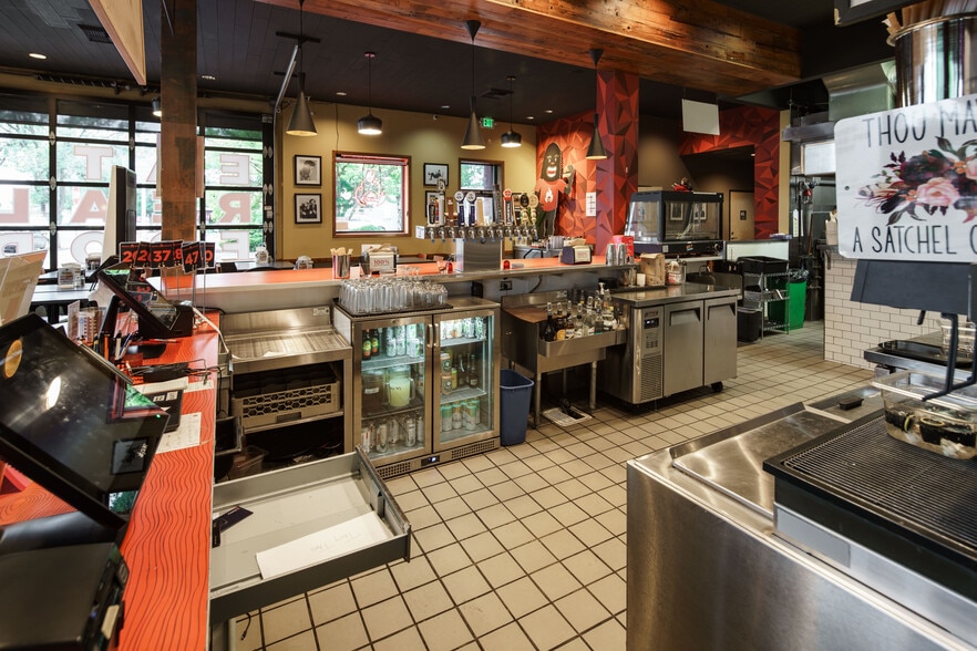 4905 SE Woodstock Blvd, Portland, OR for sale - Interior Photo - Image 3 of 22