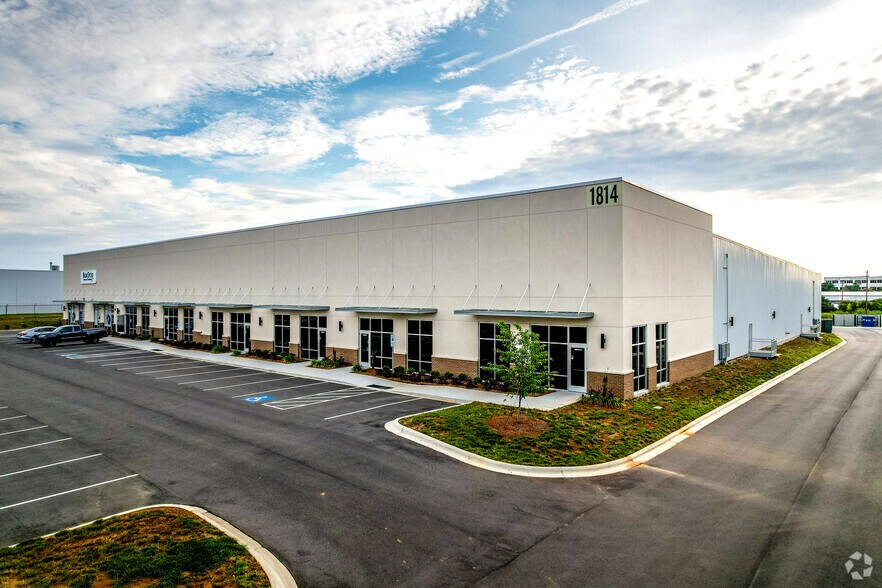1814 Westinghouse Blvd, Charlotte, NC à louer - Photo du bâtiment - Image 2 de 4