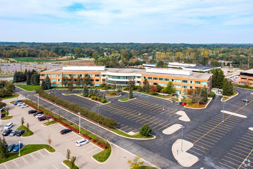 27500 Drake Rd, Farmington Hills, MI à louer - Aérien - Image 2 de 22