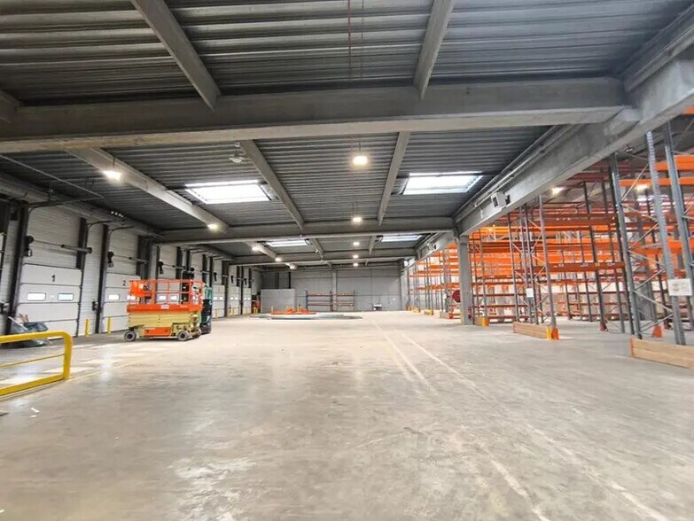 Industrial in Corbas for lease - Interior Photo - Image 1 of 4