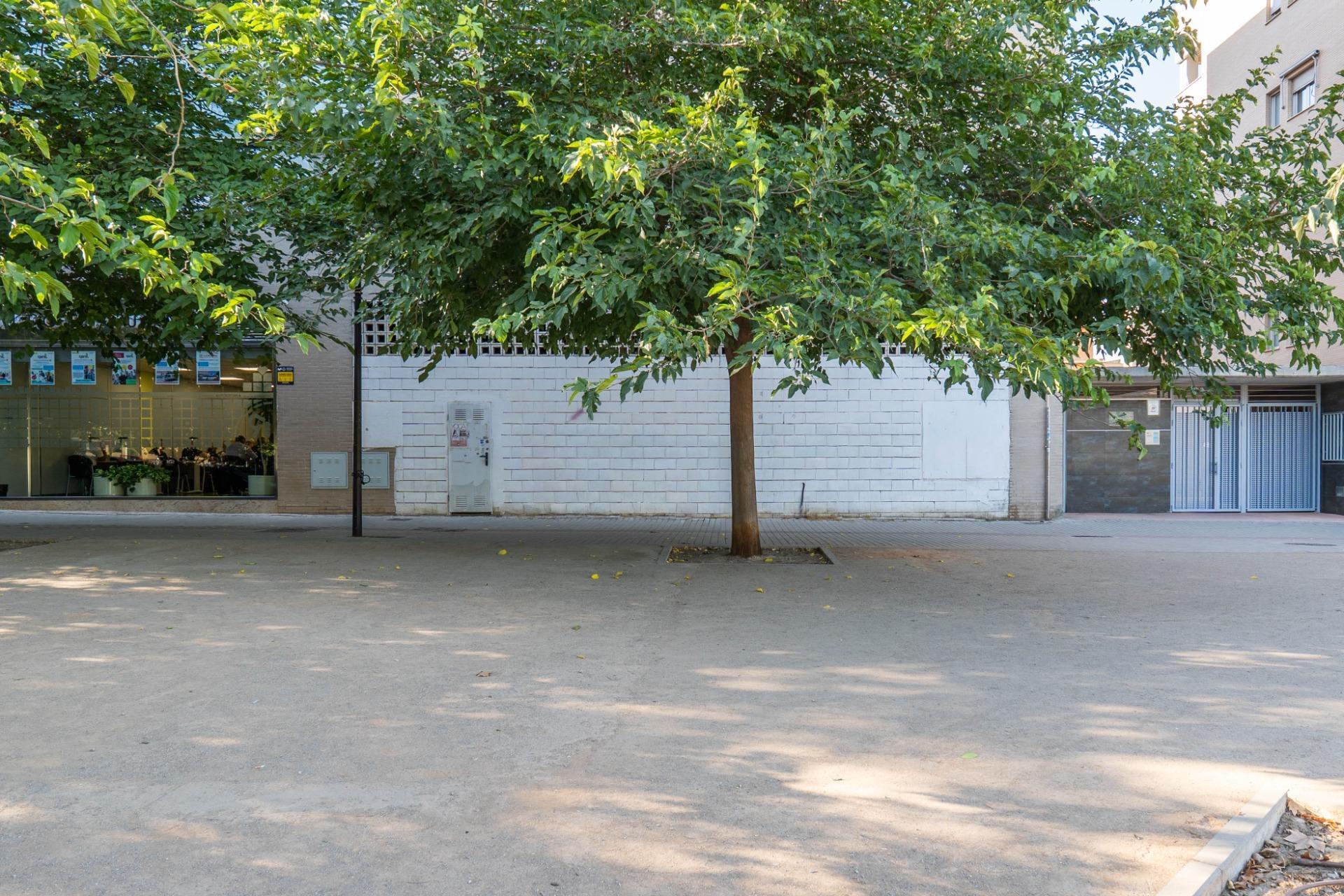 Retail in Granada for sale Building Photo- Image 1 of 43