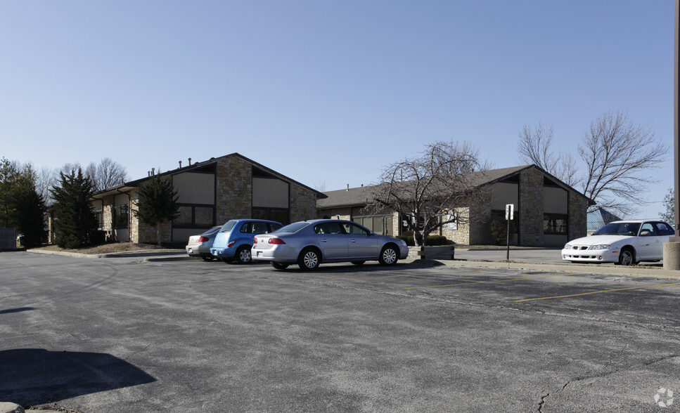 13460 S Arapaho Dr, Olathe, KS for lease - Building Photo - Image 3 of 15