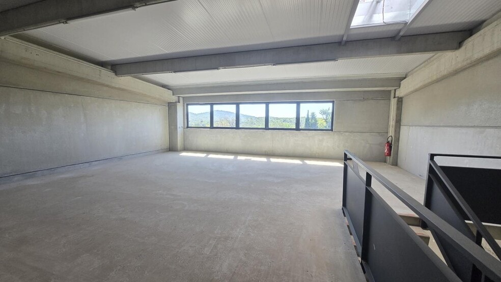 Industrial in Cuers for lease - Interior Photo - Image 2 of 10