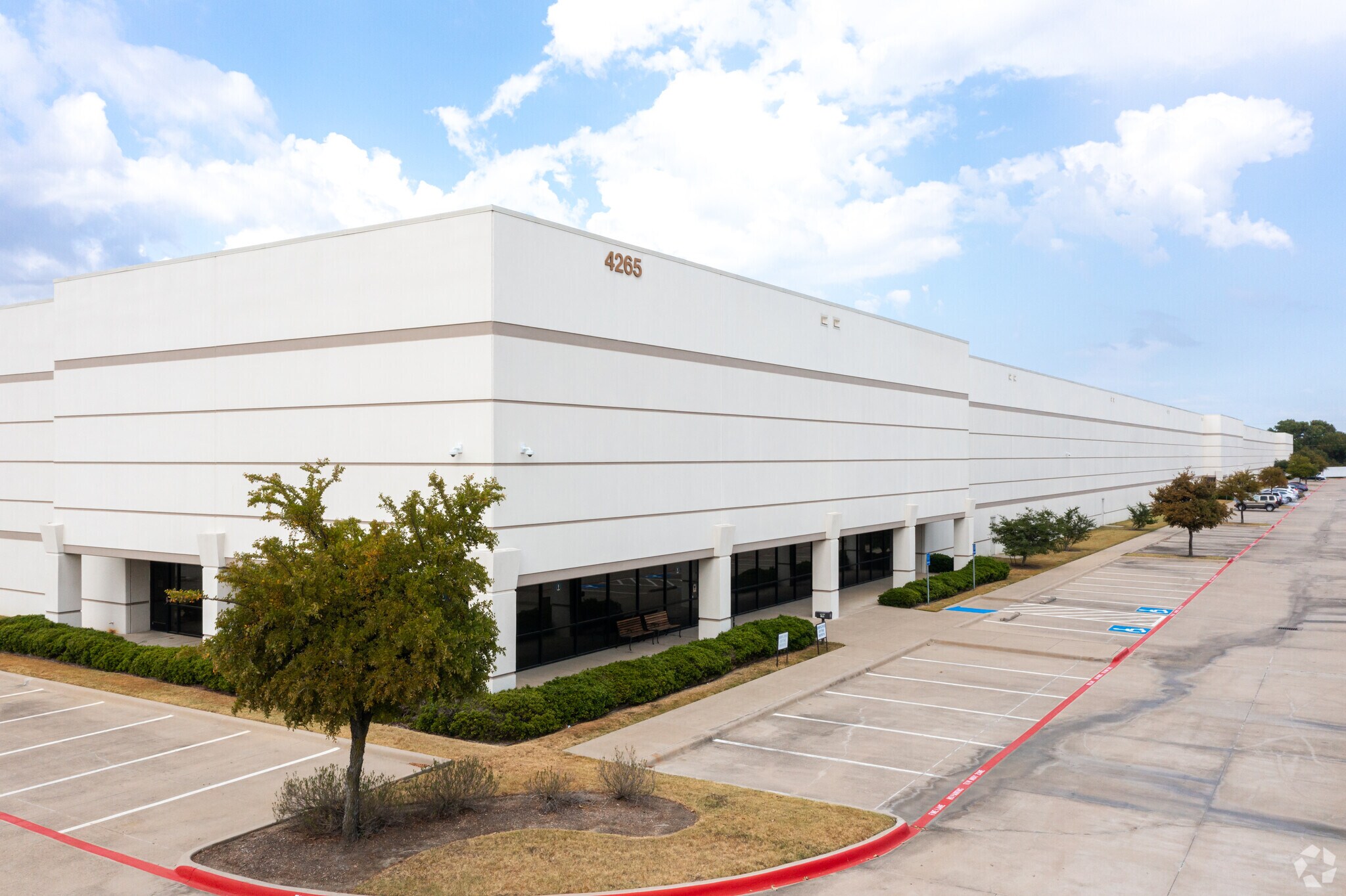4265 Trade Center Dr, Grapevine, TX à louer Photo du bâtiment- Image 1 de 6
