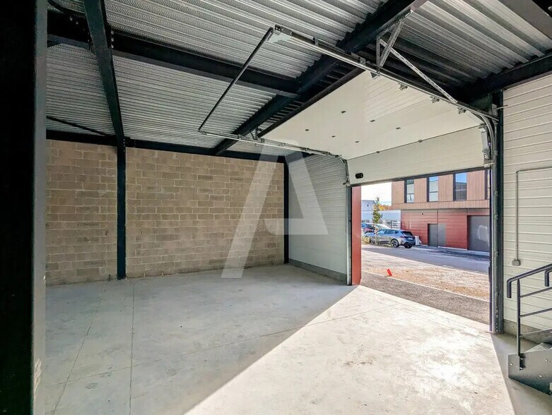 Flex in Marcoussis for sale - Interior Photo - Image 1 of 10