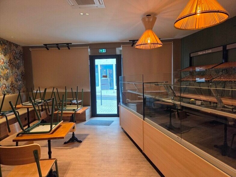 Retail in Caluire Et Cuire for lease - Interior Photo - Image 2 of 10