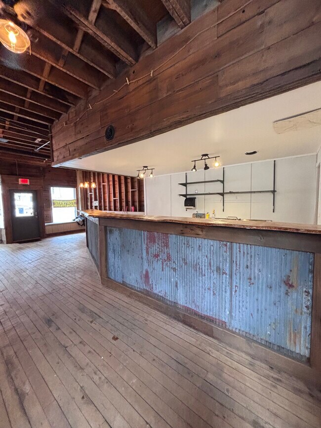 Plus de détails pour 73 W State Rd, Newaygo, MI - Commerce de détail à louer